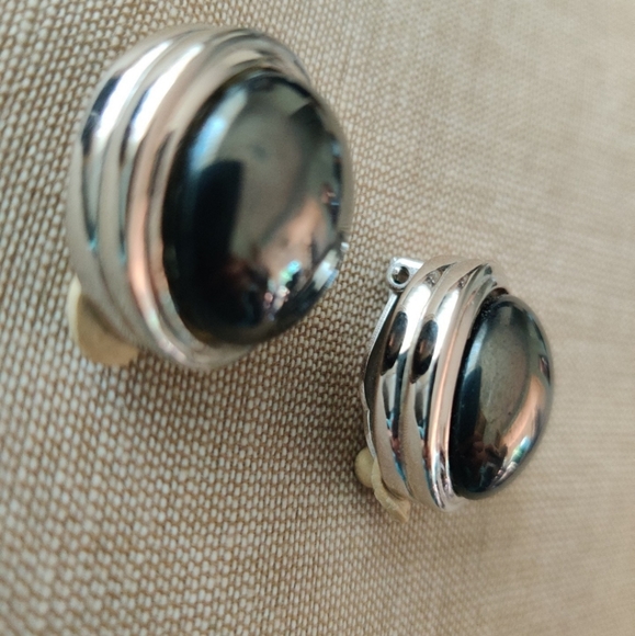 🇨🇦 Vintage Nina Ricci silver metal clip earrings - Picture 7 of 9